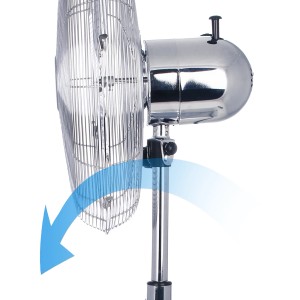 Ventilateur sur pied argenté avec fonction pivotante et angle réglable pour un refroidissement agréable.