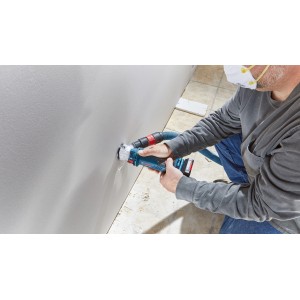 Utensile rotativo a batteria Bosch Professional GCU 18 V-30 in uso su cartongesso.