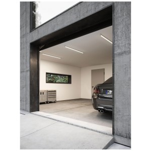 Nordlux LED-Deckenleuchte Arlington in Garage, sorgt für helle Beleuchtung.