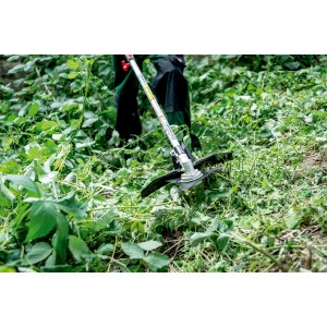Débroussailleuse Metabo MA-FS 40 en action coupant herbe et broussailles.