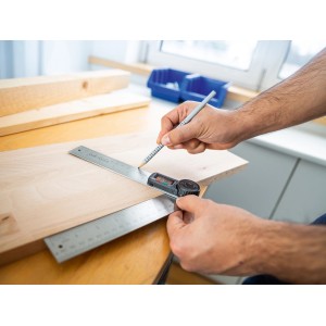 Rapporteur d'angle numérique LUX 40 cm utilisé sur une planche en bois avec un crayon.