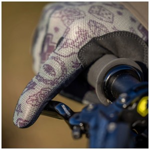 Hand mit Muc-Off Fahrradhandschuh am Lenker. Leichte Mesh-Handschuhe in Grün, Größe L.