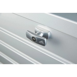 Maniglia con serratura a cilindro argento-metallizzato della Biohort FreizeitBox. Dettaglio della box universale.