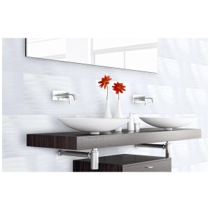 Salle de bain avec carrelage mural Vabene Laguna Bianco, 30x60 cm, blanc avec aspect ligné.