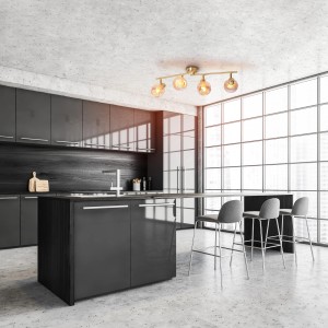Plafoniera Näve Libby a 4 luci con spot in vetro ambrato effetto ottone in cucina moderna.