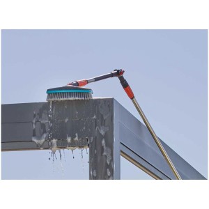 Gardena Cleansystem Manico Flex, con passaggio acqua, 53 cm, in uso per pulire una pergola.