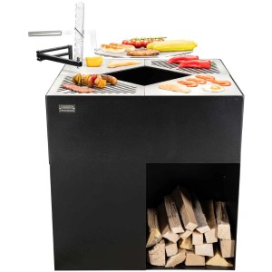 Brasero Quadro Nero en acier noir avec surface de grill et compartiment à bois, garni d'aliments grillés.