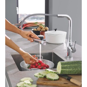 Miscelatore monocomando per lavello Grohe Essence cromato con bocca alta e doccetta estraibile.