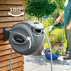 LUX Avvolgitubo a parete 20m in uso: riavvolgimento automatico per irrigazione ordinata del giardino.