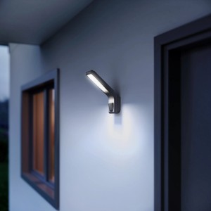 Faretto da parete per esterni a LED Steinel XLED Slim S antracite illuminato con rilevatore di movimento.