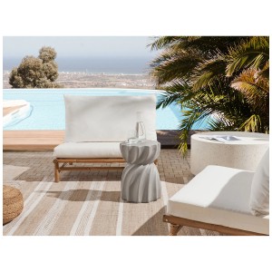 Table d'appoint de jardin Beliani Algua grise en béton avec texture rainurée. Idéale pour jardin et terrasse.