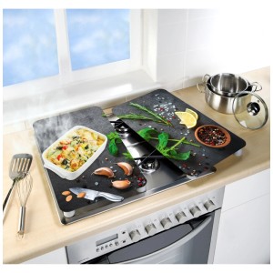 Lot de 2 plaques de protection en verre Wenko, motif herbes aromatiques, sur une cuisinière.