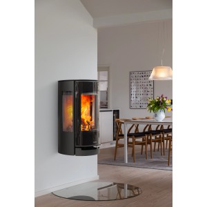 Poêle Aduro 22.4 Lux en acier noir avec fonction automatique et feu de bois dans le salon.