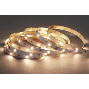 Aufgerolltes, warmweißes LED-Band, 5m lang, mit 150 LEDs. Selbstklebend.