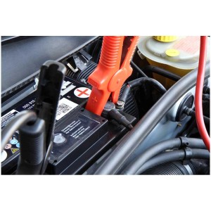 Cavi di avviamento Cartrend con morsetti collegati alla batteria dell'auto.