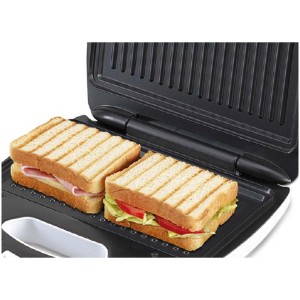 Tostapane per sandwich Trisa Tasty Toast bianco con due sandwich all'interno.