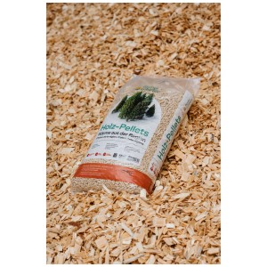 Sac de pellets de bois (épicéa/sapin, 15 kg) sur copeaux de bois. Combustible pour chauffage durable.