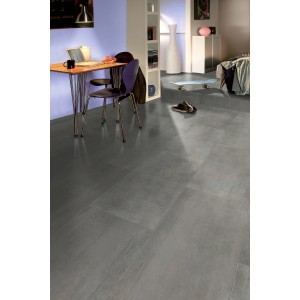 Carrelage Classen Ceramin Neo Vario Arigato aspect pierre foncée comme revêtement de sol dans la pièce.