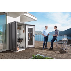 Armadio da giardino Biohort Gr. 90 aperto, grigio scuro, con barbecue e accessori, due uomini sullo sfondo.