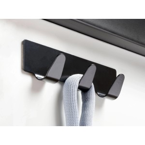 Schwarze Hettich Klebe-Hakenleiste aus Edelstahl mit 3 Haken an weißer Wand, ein Schal hängt. Garderobenleiste.