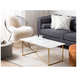 Table basse Beliani Emporia effet marbre et cadre doré dans un salon.