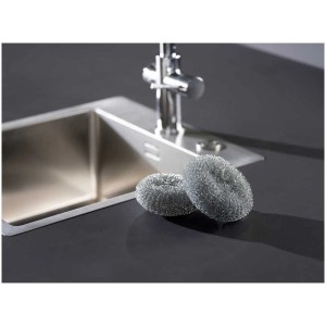 Set da 2 spugne metalliche Wenko Jil (Ø 11,5 cm) accanto al lavello. Ideale per lo sporco ostinato.