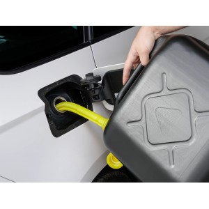Tanica di riserva nera da 20 l che riempie il serbatoio di un'auto.