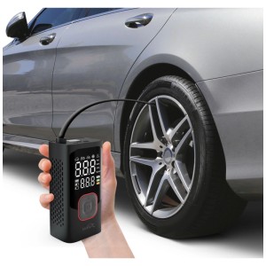Mano tiene compressore d'aria digitale Starlyf nero con display, gonfia pneumatico auto. Compressore portatile.