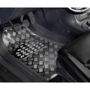 Set di tappetini OBI Carbonline, 4 pezzi, con effetto lamiera mandorlata in auto.