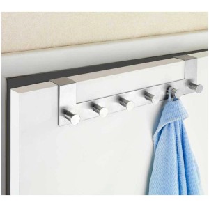 Appendiabiti da porta Celano in acciaio inox con sei ganci, montato su una porta.