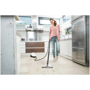 Femme nettoyant des carreaux avec le nettoyeur vapeur Kärcher SC 2 EasyFix 1500 W dans la cuisine.