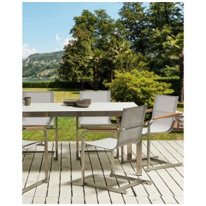 Set di sedie da giardino Beliani Cosoleto: acciaio inox, tessuto beige, braccioli in legno su patio.