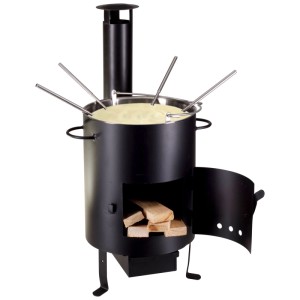 Schwarzer Nouvel Fondue- und Grillofen Gusto mit Holz befeuert, Topf mit Fondue und Spießen.
