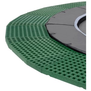 Dettaglio del trampolino interrato nero Exit Dynamic Sports (Ø 427 cm) con piastre Freezone verdi.