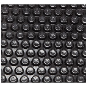 Gros plan de la bâche solaire Steinbach Solarabdeckplane Plus Ultra 4 avec bulles pour piscines rectangulaires.