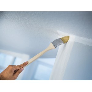 Pennello angolare LUX 50 mm in uso: Pittura di angoli con pittura a emulsione.