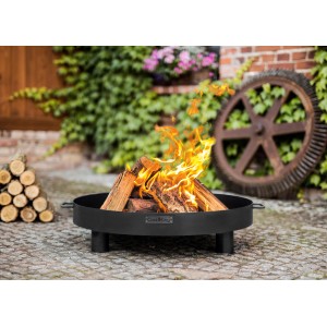 Braciere CookKing Tunis nero Ø 60cm con legna ardente in giardino.