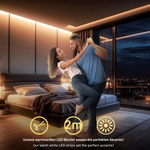 Coppia balla in camera da letto con illuminazione indiretta tramite strisce LED Briloner bianco caldo.