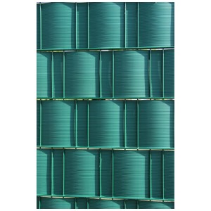 Strisce frangivista in plastica verde intrecciate in una recinzione a doppia barra.