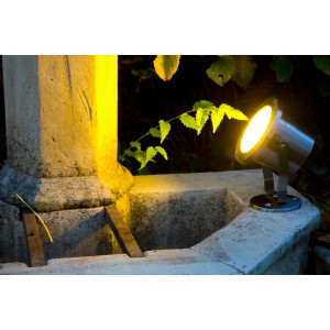 Faretto LED Easy Connect (10W) in alluminio con luce bianca calda, parte di un sistema di illuminazione esterna.