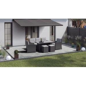 Dalles de terrasse en pierre naturelle Sino grises (40x40) posées avec coin salon et store banne sur la terrasse.