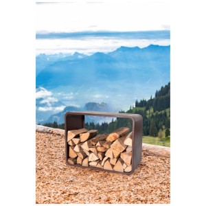 Range-bûches moderne Nouvel en acier couleur rouille, rempli de bûches devant un panorama montagneux.