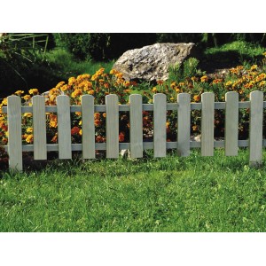 Mini clôture en bois traité autoclave vert pour bordures de jardin.