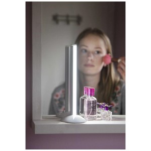 Veilleuse LED Star Trading Functional, blanc froid, avec femme se maquillant devant un miroir.