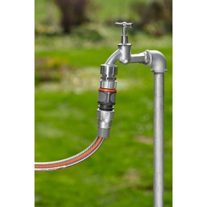 Raccord de tuyau Gardena Premium (13-15mm) fixé au robinet pour tuyau d'arrosage.