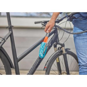 Brosse pour vélo Gardena Cleansystem en action : Nettoyage de vélo avec raccord d'eau.