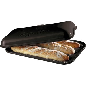 Schwarze Keramik Baguette-Backform mit offenem Deckel, drei goldbraune Baguettes. Ideal für knusprige Baguettes.