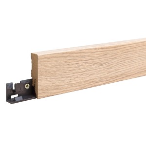 Egger Clipholder : Plinthe aspect bois avec clip de fixation (30 pièces) pour une installation facile.