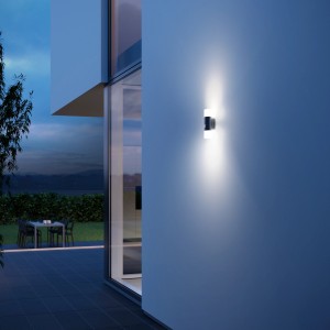 Applique murale extérieure LED Steinel L 910 S anthracite moderne avec détecteur de mouvement sur mur de maison.