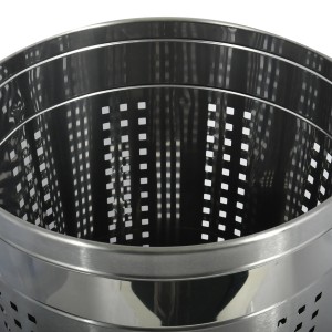 Dettaglio: cesto portabiancheria MSV in acciaio inox con fori quadrati.